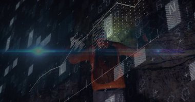 Turuncu yelekli madenciyi tarıyorum. Sarı kasketli. Dijital kaplamalarla kaya yüzünü inceliyorum. Madencilik, teftiş, teknoloji, sanayi, güvenlik, analiz, engebeli