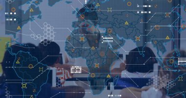 Modern toplantı odasında dizüstü bilgisayarlarla haritadaki projeksiyonları analiz eden profesyoneller. Teknoloji, takım çalışması, yenilik, veri, analitik, modernite, iletişim