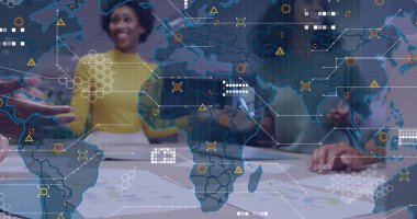 Takım elbiseli profesyoneller toplantı masası etrafında veri örtülü çizelgeleri inceleyip işbirliği yapıyorlar. İş, takım çalışması, analitik, strateji, yenilik, şirket, bağlantı