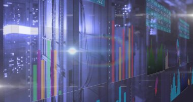 Veri merkezi koridorundaki sunucu raflarına holografik çubuk, pasta, çizgi grafiği ve tablo örtüsü yansıtılıyor. Teknoloji, veri, görselleştirme, gelecekçilik, dijital, yenilik, siber güvenlik