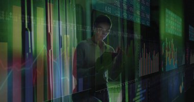 Teknoloji atölyesinde elinde tablet olan bluz giyen orta yaşlı beyaz bir kadın. Fütürist, dijital, analitik, teknoloji, yenilik, profesyonel,