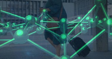 Plazada üzerinde bavul, kahve, yeşil kaplama altında çanta, fotokopi alanı olan yürüyen bir kadın. Kentsel, gezgin, teknoloji, modern, hareketlilik, yaşam tarzı, ağ