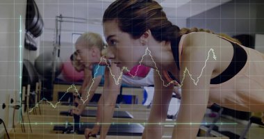 Spor kıyafetleri giyen beş kadın fitness stüdyosundaki reformcular üzerinde verileri üst üste koyarak kalas üzerinde pratik yapıyorlar. Zindelik, sağlık, güç, dayanıklılık, dinamik, modern, sağlık