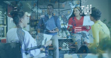 Teknoloji ve belgeleri açık planlı ofiste, dünya haritasının altında kullanarak iş birliği yapıyorlar. Yenilik, takım çalışması, çeşitlilik, teknoloji, üretkenlik, modern, iletişim