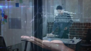 Kafkasyalı iş adamının düşünce tarzının dünya ve veri işleme animasyonu. küresel iş ve dijital arayüz kavramı dijital olarak oluşturulmuş video.