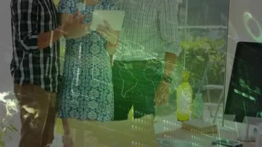 Kadın iş arkadaşı tablet noktasını tıklatıyor ve küresel veri analizi için dünya haritasını etkinleştiriyor. Dijital, işbirliği, fütüristik, yenilikçi, takım çalışması, modern, veri