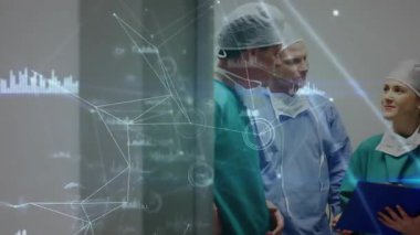 Erkek cerrah meslektaşlarını ameliyathane hazırlık koridoruna götürüyor holografik çizelgeler titreşen kılavuz hazırlık olarak. Futuristik, takım çalışması, yenilik, tıbbi, teknoloji, işbirliği, klinik