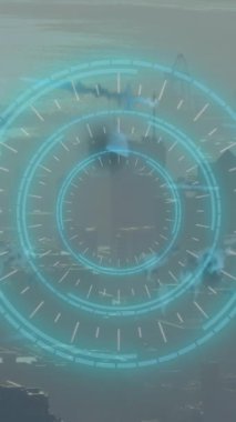 Şehir manzarası üzerinde kapsam ve finansal veri işleme animasyonu. Küresel iş, finans, dijital arayüz, hesaplama ve veri işleme kavramı dijital olarak oluşturuldu.