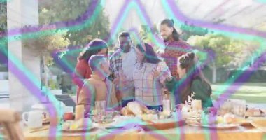 Dostlar konukseverlik sahnesinde kızarmış tad sunuyor, kahkahalar atıyor ve grup portresi oluşturuyorlar. Kutlama, yoldaşlık, açık hava, neşe, eğlence, arkadaşlık, kırsal kesim.