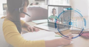 E- öğrenme güvenlik asma kilidine katılan kız besleme koruma bağlantısıyla kayboluyor. Teknoloji, siber güvenlik, işbirliği, eğitim, dijital bağlantı, iletişim