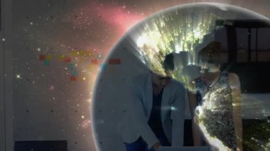 Meslektaşlar dizüstü bilgisayarı açıyor ve sanal dünyayı döndürüyor iş stratejisini canlandırıyor. İşbirliği, yenilik, teknoloji, küresel, takım çalışması, sunum, dijital