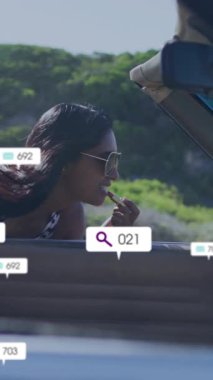 Sosyal medya etkileşim simgelerinin animasyonuyla üstü açık araba kullanan kadın. ulaşım, çevrimiçi, bağlantı, nüfuz, bağlantı, dijital