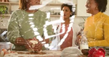 Yeşil kazaklı bir kadın yumurta kırıyor ve arkadaşlarıyla fırın kahkahalarını paylaşarak hamur yoğurmaya başlıyor. Aşçılık, yoldaşlık, yaşam tarzı, kırsal, neşeli, yerli, takım çalışması