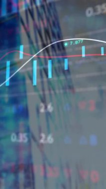 Şehir manzarası üzerinde finansal veri işleme animasyonu. küresel finansman, bilgisayar ve dijital arayüz kavramı dijital olarak oluşturulmuş video.