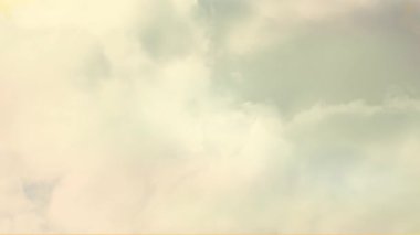 Hareket eden bulutlarla dolu gökyüzünün animasyonu. renk, hareket ve ışık arkaplan kavramı, dijital olarak oluşturulmuş video.