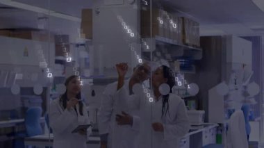 Araştırma ekibi, analiz etmek için akıntıları takip ederken kod yağmuru başlatan tableti kontrol ediyor. Bilim adamları, yenilik, teknoloji, veri, görselleştirme, laboratuvar, işbirliği