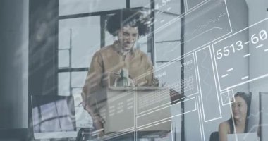 Kutu taşıyan bir adam akran teknolojisiyle örtüşen bir kutuya giriyor ve karşılama üyesi geliyor. İşbirliği, takım çalışması, modern, profesyonel, dijital, başlangıç, arkadaşlık