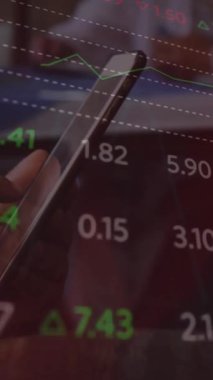 Kafkasyalı üst düzey bir adamın bir kafede dijital tablet kullanarak borsa veri işleme animasyonu. Küresel ekonomi ve iş veri teknolojisi kavramı