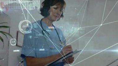 Sağlık çalışanı klinikte hasta verileri yazarken ağ grafikleri de düğümleri birbirine bağlıyor. Tıbbi, teknoloji, fütüristik, sağlık, profesyonellik, dijital, yenilikçi