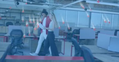 İş arkadaşları ofise ellerinde kağıtlarla giriyor ve tablet üzerindeki teknik verileri ikili kaplama ile karşılaştırıyorlar. İşbirliği, takım çalışması, dijital, çalışma alanı, teknoloji, yenilik, beyin fırtınası