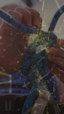 Duvara tırmanarak beyaz bir kadının üzerinde veri işleme animasyonu. Küresel spor, bilim, bilgisayar, dijital arayüz ve veri işleme kavramı dijital olarak oluşturuldu.