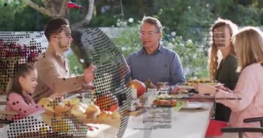 Bahçe bahçesinde brunch 'ta insan kaldıran bir grup limonata dolduruyor. Aile, açık hava, eğlence, köy, neşe, kutlama, beslenme.