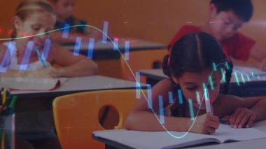 Sınıftaki çocukların kalemleri kağıda koymaları, şamdan çizelgesini örtmeleri, veri öğrenmesini desteklemeleri. Eğitim, öğrenme, çocukluk, sınıf, odak, analitik, dijital