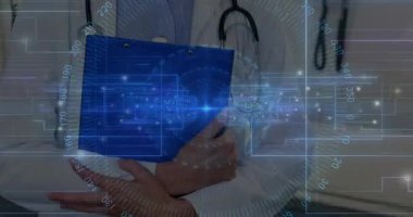 Doktor teşhis taramasını başlatıyor. Panoya HUD kaplaması ekleyip gülümsemeyi geri çekiyor. Tıbbi, sağlık, teknoloji, tanı, profesyonel, yenilik, modern