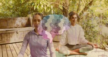 Nefes almaya başlayan kadınlar, kollarını paspasların üzerinde dua etmeye uzatan ve sağlık yogasında akıllı seğirmeyi ayarlayan kadınlar. Meditasyon, sağlık, zindelik, doğal, huzurlu, uyum, rahatlama.