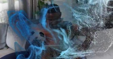 Dijital parçacıklar temizleniyor, baba ve oğlu futbol golünü spor grafikleriyle kutluyor. Aile, kaynaşma, kutlama, takım çalışması, eğlence, neşeli, enerjik