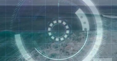 Havadan okyanus manzarası açılıyor, dijital HUD örtüsü kayboluyor, sonra deniz yüzeyini tarıyor, güç kesiliyor. Okyanus, navigasyon, fütüristik, teknoloji, deniz, veri görselleştirme, mavi renkler