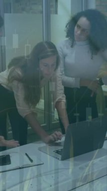 Dizüstü bilgisayarın etrafında tartışan çeşitli iş arkadaşlarıyla ilgili grafik işleme verilerinin animasyonu. Takım çalışması, veri, iş, dijital arayüz ve iletişim, dijital olarak oluşturulmuş video.