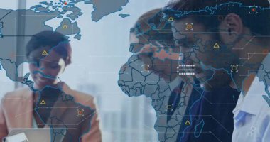 Dünya haritası iş analizi verilerini gösterirken iş arkadaşları dizüstü bilgisayar incelemesine yöneliyor. İşbirliği, takım çalışması, veri görselleştirme, dijital arayüz, yenilik, profesyonellik, kentsellik