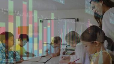 Çocuklar kalem topluyor ve çizgi film çizimleri vasıtasıyla eğitime rehberlik eden öğretmen olarak resim çiziyorlar. Sınıf, eğitim, yaratıcı, öğrenme, takım çalışması, gençlik, odaklanma