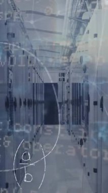 Sunucu odasında veri işleme animasyonu. Küresel bağlantılar teknoloji veri işleme ve dijital arayüz konsepti dijital olarak oluşturulmuş video.
