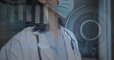 Tıbbi prosedür için koruyucu gözlük takan kadın hekim koridoru kaplayan HUD grafikleriyle. Tıbbi, sağlık, teknoloji, yenilik, profesyonellik, klinik, güvenlik