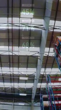 Boş bir depoda veri işleme animasyonu. küresel sevkiyat, dağıtım ve bağlantılar konsepti dijital olarak oluşturulmuş video.