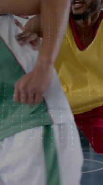 Sahadaki çeşitli basketbol oyuncularının dijital veri işleme animasyonları. Küresel spor, rekabet, bağlantılar, hesaplama ve veri işleme kavramı dijital olarak oluşturulmuş video.