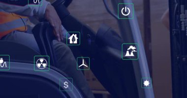Depo çalışanı forklift kullanıyor. Enerji maliyeti simgeleri olarak kaldıracı ayarlıyor. Sürdürülebilirlik, enerji, çevre, sanayi, çevre dostu, otomasyon, verimlilik