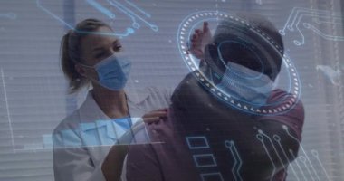 Klinisyen hastaya el koyuyor. Tıbbi hologram taramasına başlıyor. Hasta işaretlere doğru eğiliyor. Fütüristik, teknoloji, sağlık, teşhis, yenilik, klinik, görselleştirme