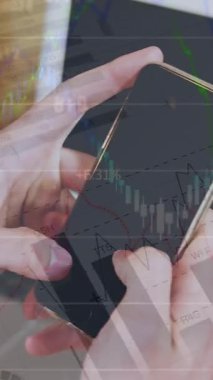 Ofiste çalışan iş adamları üzerinde veri işleme animasyonu. Küresel eğitim teknolojisi ve bağlantılar konsepti dijital olarak oluşturulmuş video.