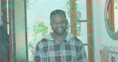 Orta yaşlı bir adam antredeki varlığa gülümsüyor ve emlak için renk örtüsüne neden oluyor. Hoşgeldiniz, sıcaklık, konukseverlik, konaklama, doğal, rahat, dingin