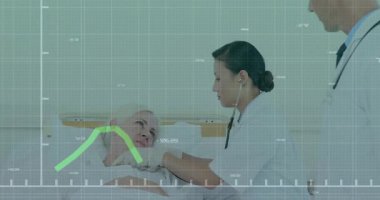 Doktor odaya steteskop kullanarak giriyor. Hayati bulguları yeşil çizgiyle takip ediyor. Tıbbi, sağlık, tanı, profesyonellik, teknoloji, klinik ve izleme