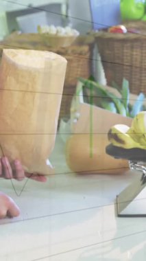 Beyaz adam ve kadın tezgahtar üzerinden finansal veri işleme animasyonu. Küresel gıda pazarı, iş dünyası, finans, bilgisayar ve veri işleme kavramı dijital olarak oluşturuldu.