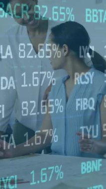 Değişik kadın mimarlar üzerinde ticaret kurulunun animasyonu ofisteki iş arkadaşlarına planı açıklıyor. Dijital bileşik, çoklu pozlama, iş, planlama, tartışma ve borsa konsepti.