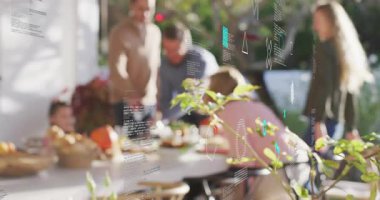Aile üyeleri teras masasına yaklaşıyor ve gıda pazarlama için canlandırmalı etiketli yemekleri düzenliyorlar. Açık hava yemekleri, bahçe atmosferi, çiftlik tarzı, kırsal tasarım, çiftlikten sofraya, doğa düzenlemesi, kutlama