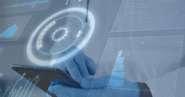 Doktor HUD 'yi tabletle projekte ediyor, bar tablosunu gösteren bölümleri tıkırdatıyor hasta ölçümlerini değerlendiriyor. Tıbbi teknoloji, veri görselleştirme, holografik arayüz, sağlık hizmetleri yeniliği, klinik analiz, dijital sağlık, geleceksel tasarım