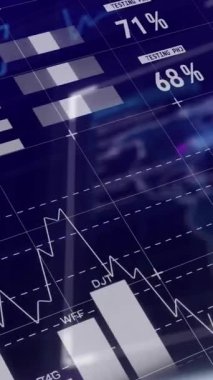 Siyah arka planda finansal veri işleme animasyonu. Küresel iş, iletişim, bilgisayar ve dijital arayüz kavramı dijital olarak oluşturulmuş video.