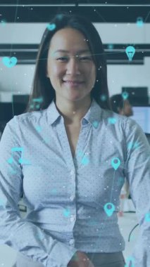 İkonların ve Asyalı iş kadınının ofisindeki veri işlemlerinin animasyonu. Küresel iş, finans, hesaplama ve veri işleme kavramı dijital olarak oluşturulmuş video.