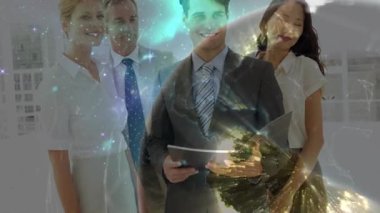 İş ekibi pencerenin önünde duruyor. Küresel bağlantıyı gösteren bir yük küresi üzerinde sürükleniyor. Profesyonel, takım çalışması, işbirliği, yenilik, fütüristik, teknoloji, girişim